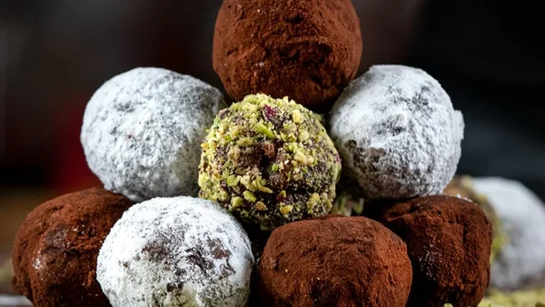 Έτοιμα σε 10 λεπτά - Πανεύκολα τρουφάκια σοκολάτας με πορτοκάλι και κονιάκ