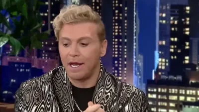 Βούρκωσε ο Τάκης Ζαχαράτος στο The 2night Show: «Δεν μπορούσα να μην τιμήσω αυτή τη γυναίκα...»