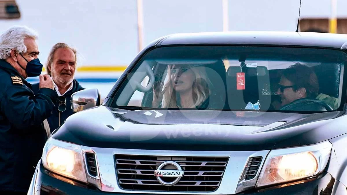 Χαμός στο λιμάνι της Ραφήνας με την Ελένη Μενεγάκη και τον Ματέο Παντζόπουλο - Αποκλειστικές φωτογραφίες