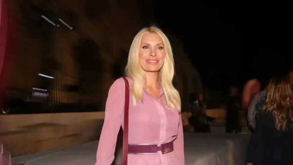 Κάνει τα χείλη ζουμερά - Το θρυλικό κραγιόν της Ελένης Μενεγάκη που κοστίζει μόνο 7,50 ευρώ