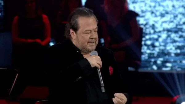 Ξανθιά καλλονή και αεροσυνοδός - Αυτή είναι η κατά πολύ νεότερη σύντροφος του Γιάννη Πάριου