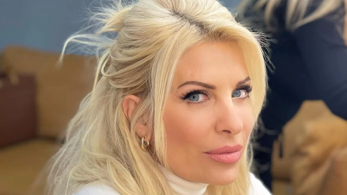 Ολόκληρο παλάτι - Τζάκι τεραστίων διαστάσεων κοσμεί το σαλόνι του σπιτιού της Ελένης Μενεγάκη