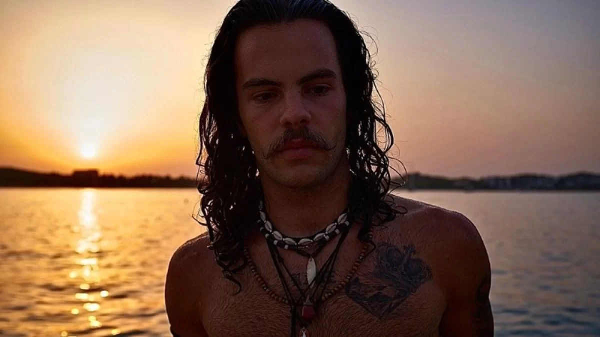 Άγγελος Λάτσιος: Ημίγυμνος στο Instagram ο γιος της Ελένης Μενεγάκη - Η φωτογραφία που έφερε θύελλα αντιδράσεων