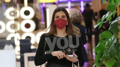 Ντυμένη σαν μοντέλο από το Λονδίνο - Η casual εμφάνιση της Σταματίνας Τσιμτσιλή σε εμπορικό κέντρο