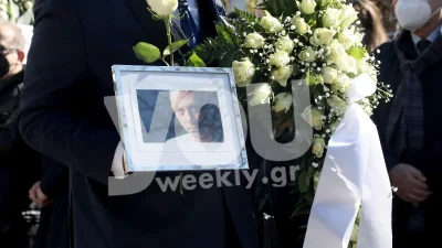 Συγκινεί το τελευταίο "αντίο" στον  Νίκο Αντύπα - Πλήθος κόσμου στον αποχαιρετισμό του συνθέτη