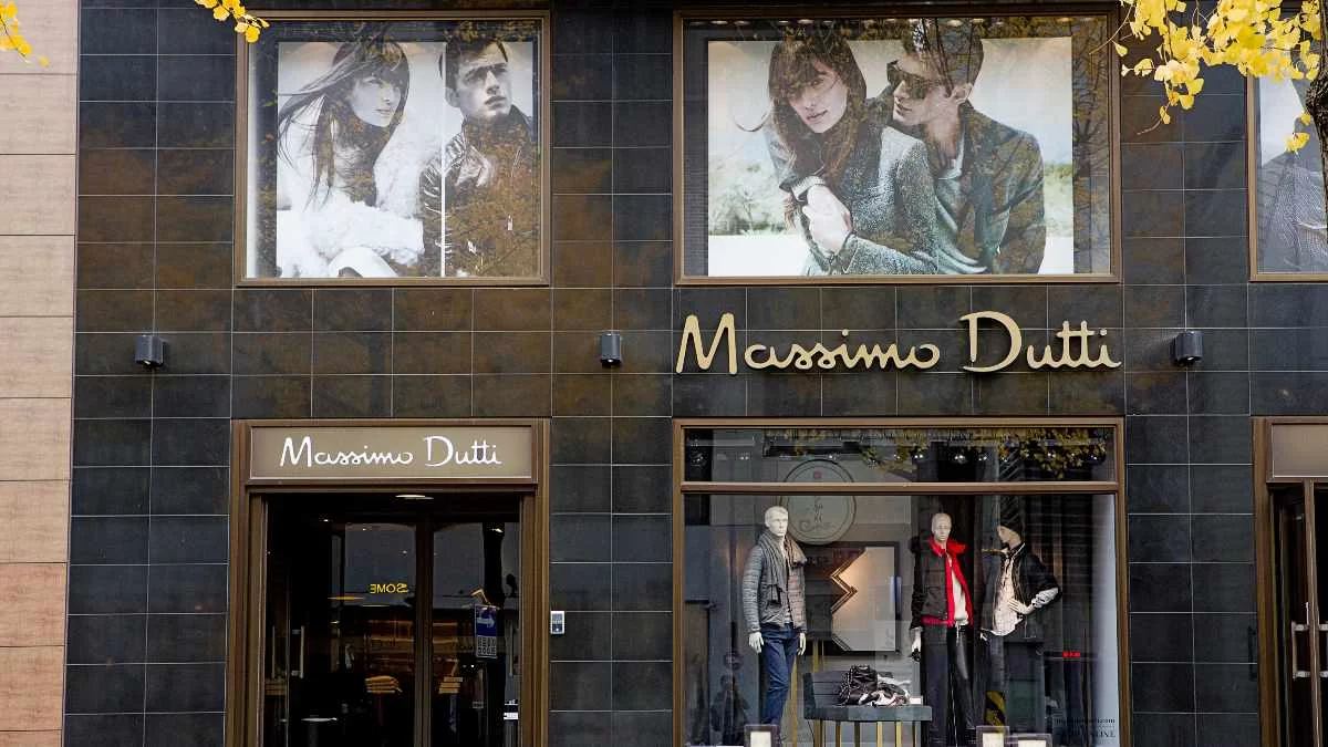 Ξεπουλάει στο λεπτό - Το μαύρο τζιν παντελόνι από τα Massimo Dutti