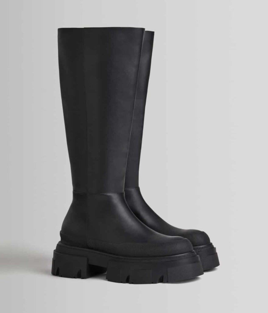 Οι μπότες από τα Bershka που έχουν κάνει πάταγο