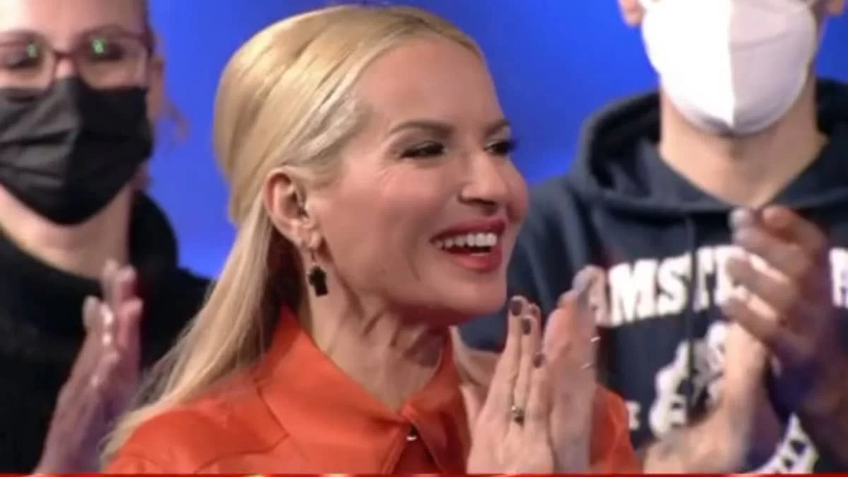 MEGA: "Πάγωσε" η Μαρία Μπεκατώρου on air - Μπήκαν όλοι οι συνεργάτες της στο πλατό να της ευχηθούν