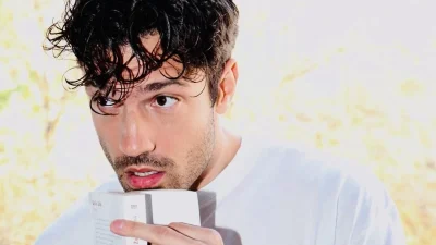 Μαγικό το σπίτι του Κωνσταντίνου Αργυρού - Ο μαύρος καναπές και η γωνία με το πιάνο