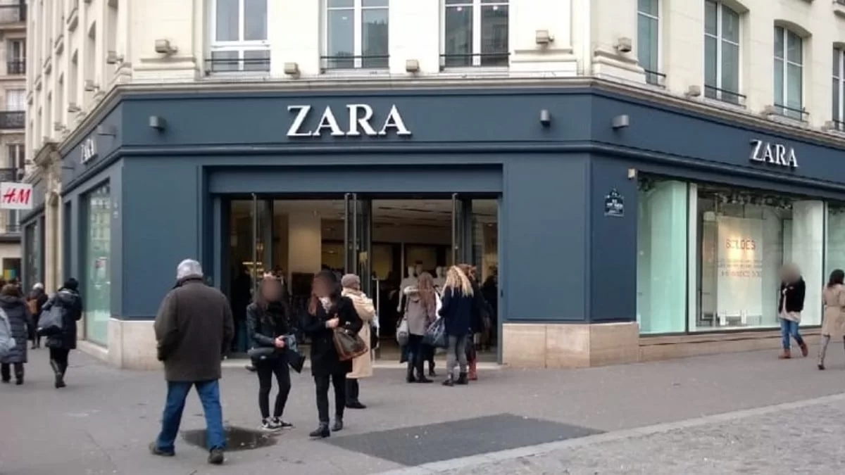 Στα Zara το πιο τέλειο παντελόνι για τις 14 Φλεβάρη - Η ιδιαίτερη λεπτομέρεια στην... πίσω όψη