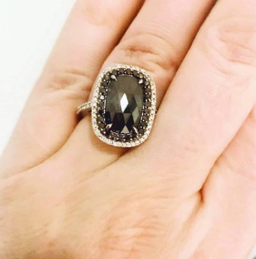 Το μονόπετρο της Δέσποινας Μοίρου.