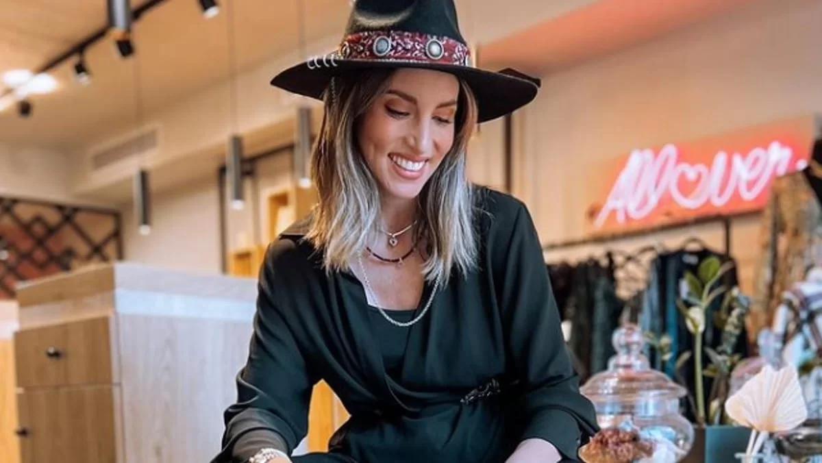 Ένας κούκλος με καταπράσινα μάτια - Δείτε πόσο μοιάζει η Αθηνά Οικονομάκου με τον αδερφό της