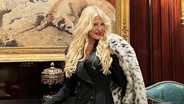 Με μίνι λευκό φόρεμα και over the knee μπότες - Εντυπωσιακή σε βραδινή έξοδο η Μαρίνα Πατούλη