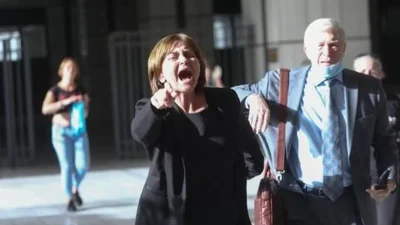 Κάνει το γύρο του διαδικτύου - Η φωτογραφία της μητέρας της Τοπαλούδη αγκαλιά με της Γαρυφαλλιάς στο δικαστήριο