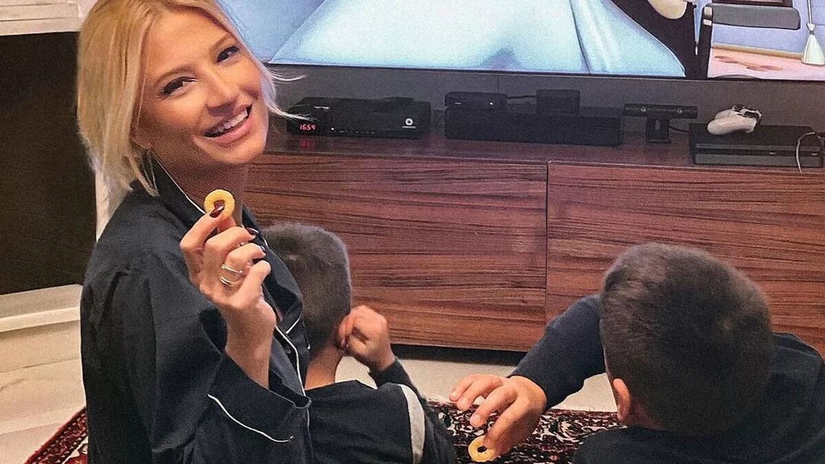 Στο κρεβάτι με τους γιους της - Η τρυφερή ανάρτηση της Φαίης Σκορδά στο instagram