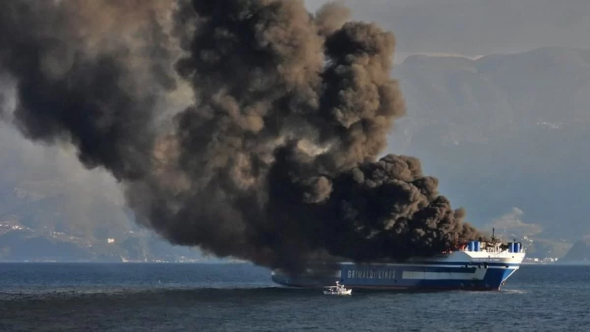 Φωτιά Euroferry Olympia: Ολονύχτιος αγώνας με τους αγνοούμενους