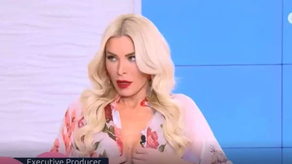 Αισθησιακό ατύχημα για την Καινούργιου στον αέρα του Super Κατερίνα - Μιλούσε στην κάμερα με ανοιχτό πουκάμισο