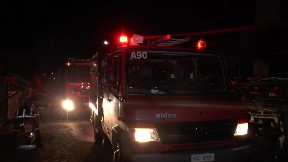 Κορωπί: Φωτιά σε αποθήκη