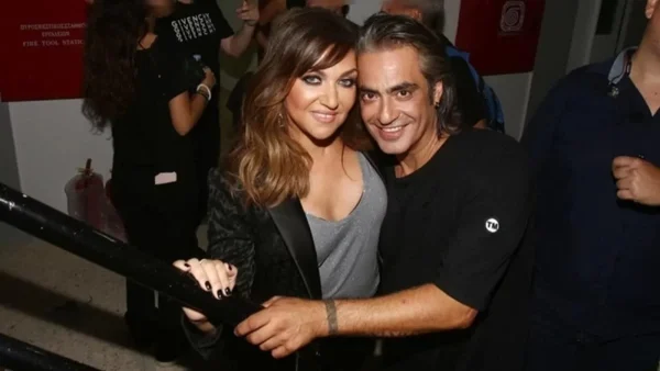 Διώροφο με ξύλινη σκάλα - Φωτογραφίες μέσα από το σπίτι της Καίτης Γαρμπή και του Διονύση Σχοινά στη Νέα Ερυθραία