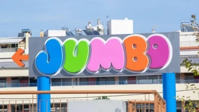 Φωτογραφίες στη δημοσιότητα - Οι επικίνδυνες κρεμάστρες των Jumbo που έφεραν τον τραυματισμό του 6χρονου