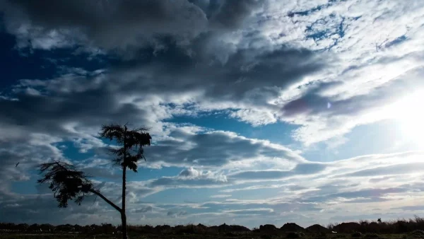 Μικρή πτώση της θερμοκρασίας και τοπικές βροχές - Το σκηνικό του καιρού σήμερα 13/2