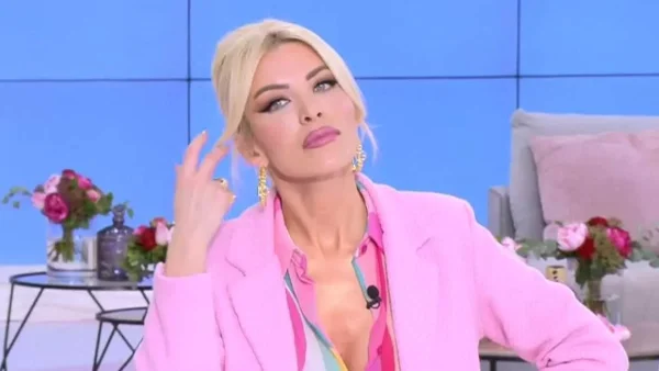 Κατερίνα Καινούργιου: "Έγινα καλά;" - Το σχόλιο για τα ορμονικά της