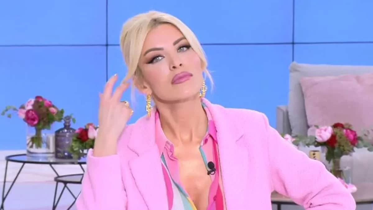 Κατερίνα Καινούργιου: "Έγινα καλά;" - Το σχόλιο για τα ορμονικά της
