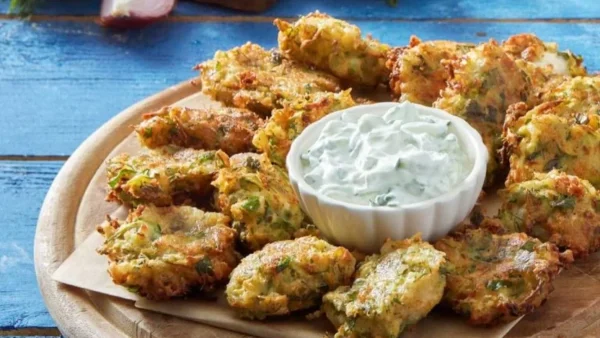 Αφράτοι και παραδοσιακοί κολοκυθοκεφτέδες - Η τέλεια συνταγή για τον αγαπημένο μεζέ της γιαγιάς