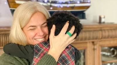 Τρισευτυχισμένη η Χριστίνα Κοντοβά - Η κόρη της την επισκέφθηκε στο γραφείο της