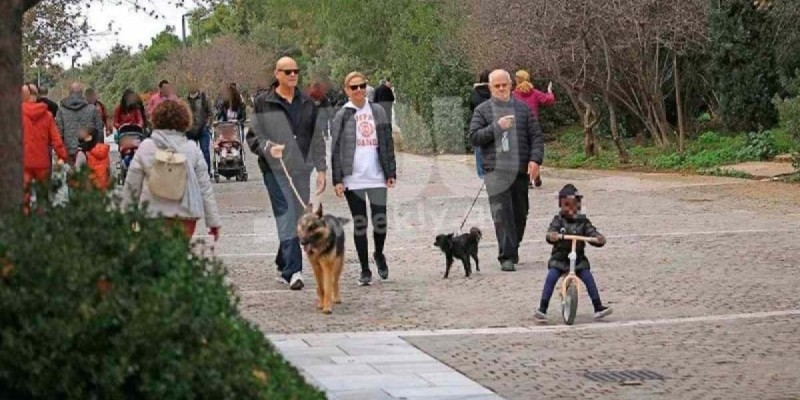 Τζώνη Καλημέρης - Χριστίνα Κόντοβα βόλτα με την Aida