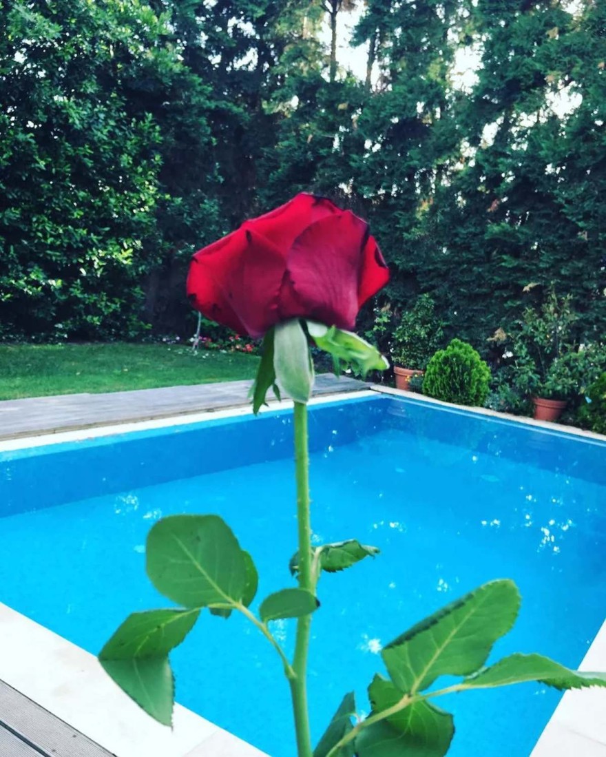 Φωτογραφία από το διώροφο σπίτι της Ρούλας Κορομηλά