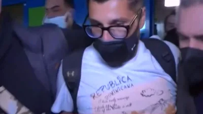 Survivor 5: Θλιμμένος και με το βλέμμα στο έδαφος επέστρεψε στην Ελλάδα ο Λάμπρος Κωνσταντάρας