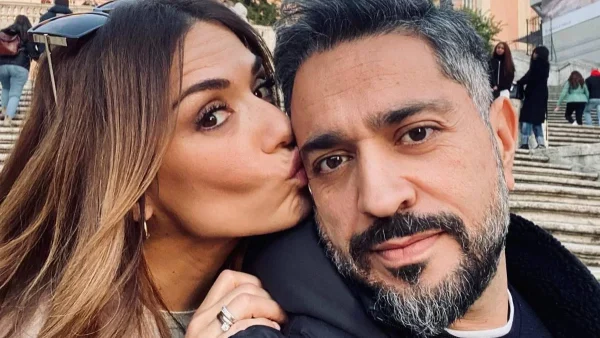 Σαλόνι τεραστίων διαστάσεων γεμάτο με κάδρα - Το εντυπωσιακό σπίτι της Λασκαράκη και του Σουλτάτου