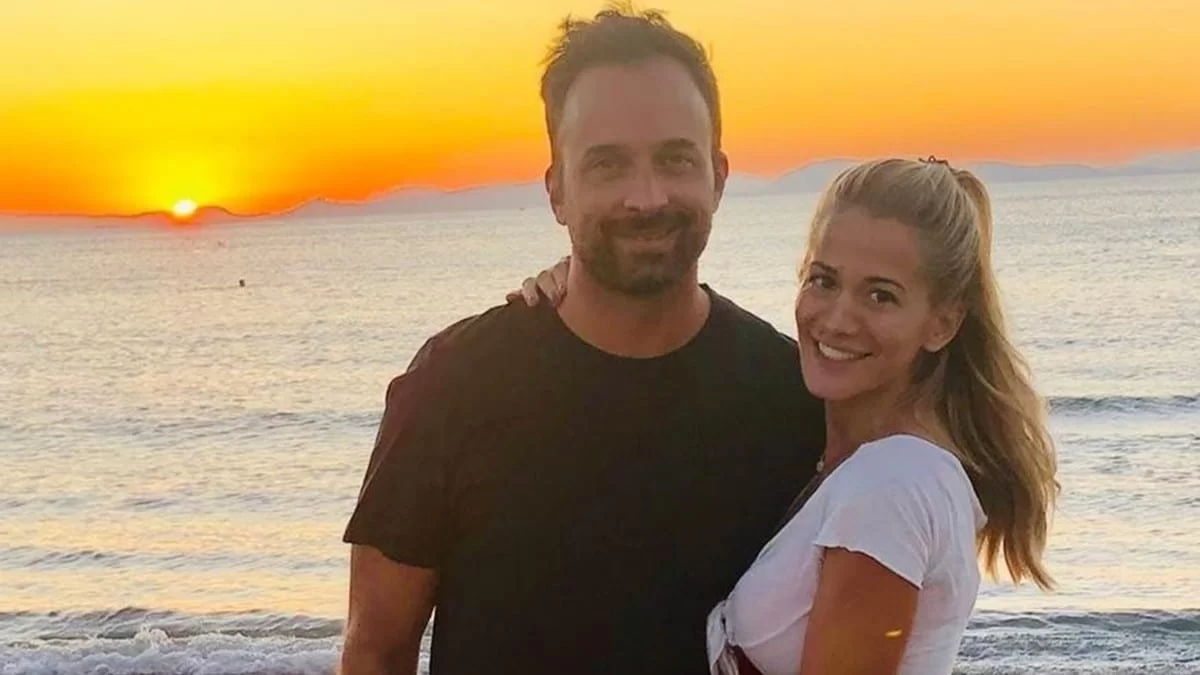 Με παραδοσιακό τζάκι και τοίχο με κιθάρες - Το σπίτι του Γιώργου Λιανού και της Κωνσταντίνας Καραλέξη στην Αθήνα