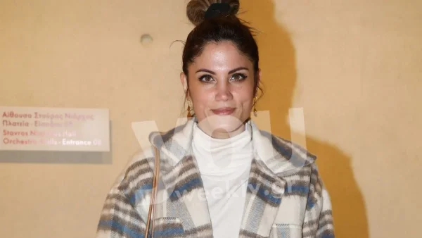 Στο πλευρό του Ίαν Στρατή η Μαίρη Συνατσάκη -  Τον καμάρωσε στην πρεμιέρα της παράστασης «Φτηνά Τσιγάρα»