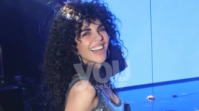 Με μίνι φόρεμα γεμάτο παγιέτες στο πρώτο τραπέζι - Τα «έσπασε» στα μπουζούκια η Μαρία Σολωμού