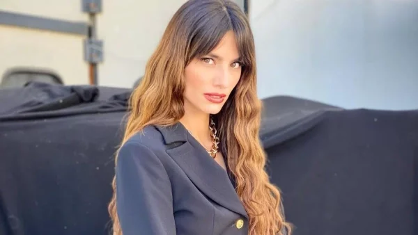 Με ροζ μπικίνι και χωρίς ίχνος μακιγιάζ - Σούσουρο με τις νέες φωτογραφίες της Ηλιάνας Παπαγεωργίου