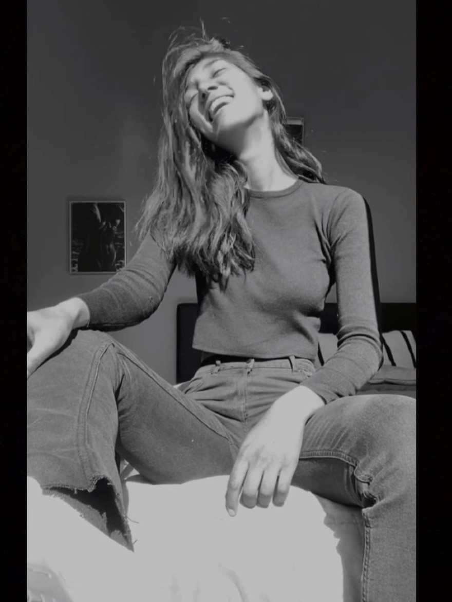 Παρασκευή Κερασιώτη χαμογελά ξανά μετά τον θάνατο του πατέρα της 