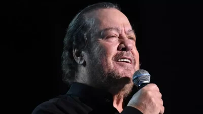 Γιάννης Πάριος: Τραγούδησε για τον έρωτα στο Σπίτι με το Mega και το twitter τον αποθέωσε!