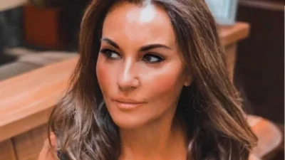 Πόπη Μαλλιωτάκη: Με ''καυτή'' φούστα και βαθύ ντεκολτέ στη Γλυφάδα - Αναστατώθηκαν τα Νότια Προάστια