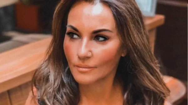 Πόπη Μαλλιωτάκη: Με ''καυτή'' φούστα και βαθύ ντεκολτέ στη Γλυφάδα - Αναστατώθηκαν τα Νότια Προάστια