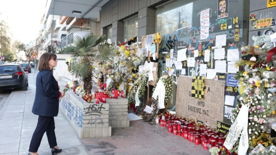 H Κατερίνα Σακελλαροπούλου στο σημείο που δολοφονήθηκε ο Άλκης Καμπάνος