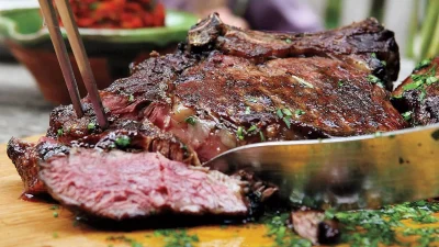 Υπάρχει κίνδυνος - Ο λόγος που δεν πρέπει να τρυπάτε το κρέας όταν το μαγειρεύετε