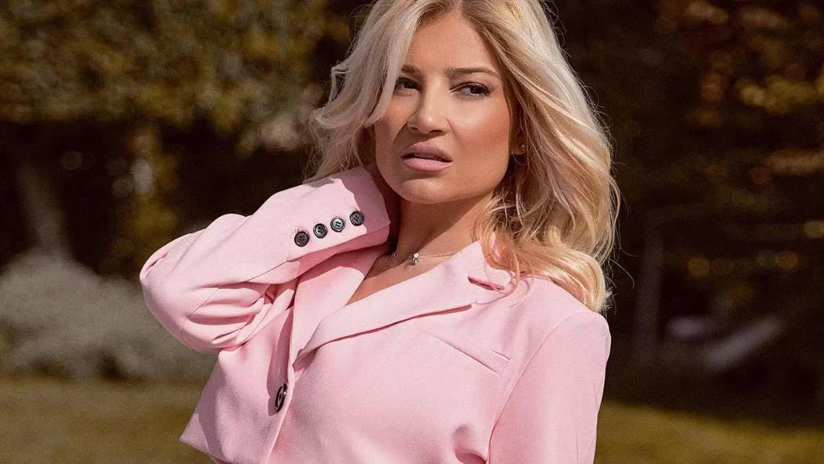 Φαίη Σκορδά: Αυτό είναι το κόκκινο φόρεμα από τα BSB που θα σε κάνει να φαίνεσαι πιο σικάτη από ποτέ