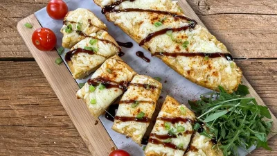 Εύκολο σκορδόψωμο έτοιμο σε 5 λεπτά - Με λιωμένο τυρί και ντοματίνια