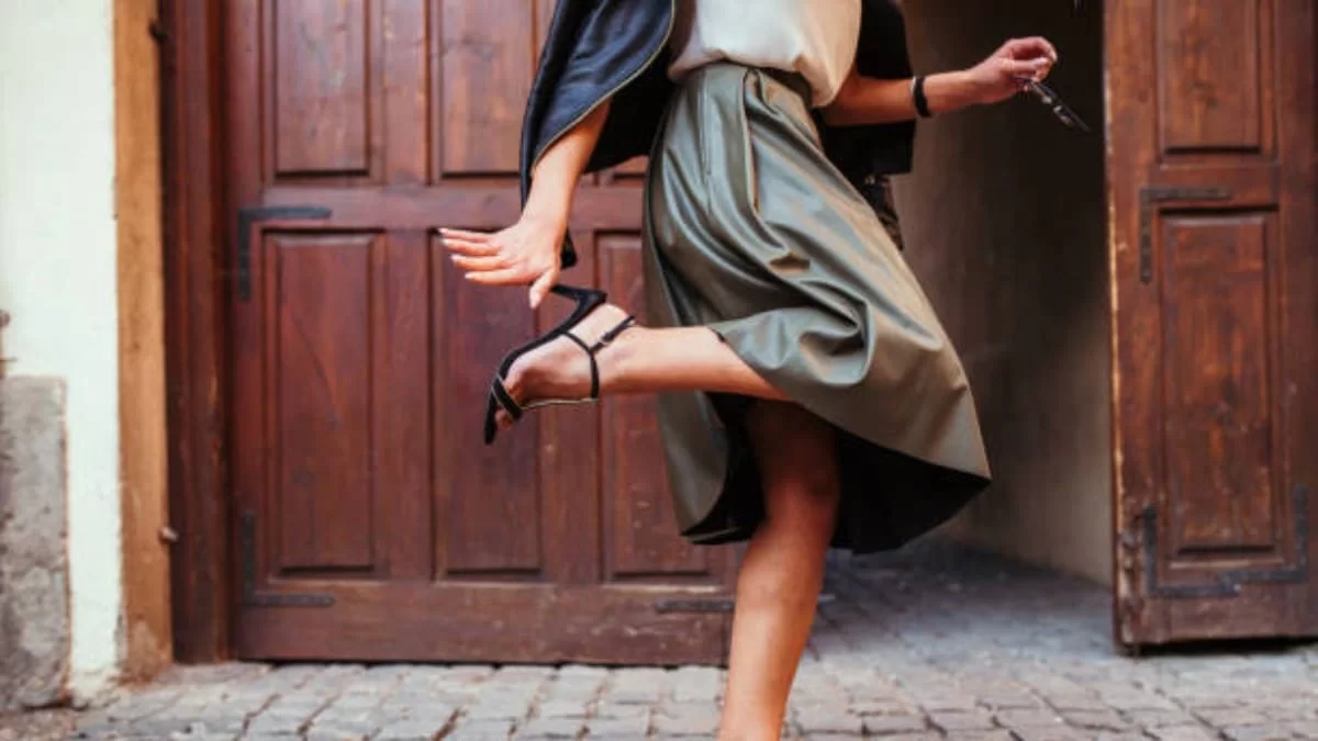 Κολακεύει όλους τους σωματότυπους αυτή η φούστα - Είναι δερμάτινη και κοστίζει λιγότερο από 20 ευρώ