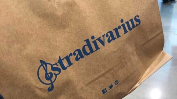 Θα σου δείχνει τα πόδια σου ψηλά και αδύνατα - Το παντελόνι από τα Stradivarius που έχει γίνει sold out