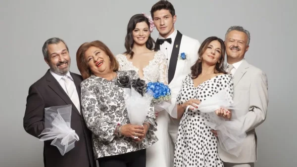 Συμπέθεροι Από τα Τίρανα: Οι γονείς του Άλφρεντ φεύγουν κυνηγημένοι από το σπίτι του υπουργού Παραζάνα