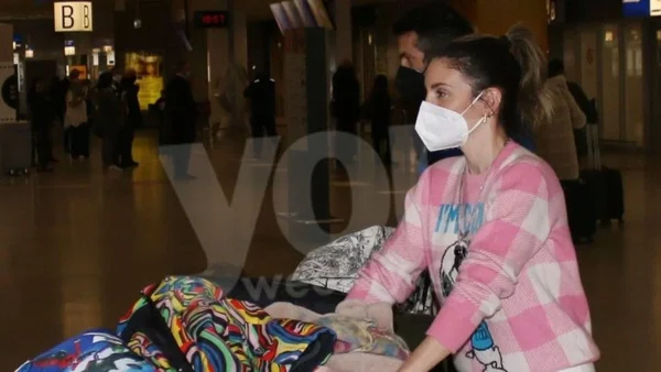 ''Της έπεσε η μέση'' από τις πολλές βαλίτσες - Επέστρεψε από τις Άλπεις η Αθηνά Οικονομάκου