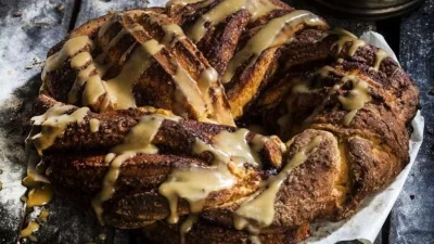 Τσουρέκι κοτσίδα με ζαχαρούχο γάλα και κανέλα - Έτοιμο σε κλάσματα δευτερολέπτου